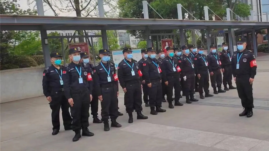 成为一名合格的保安，请先将衣服穿好!