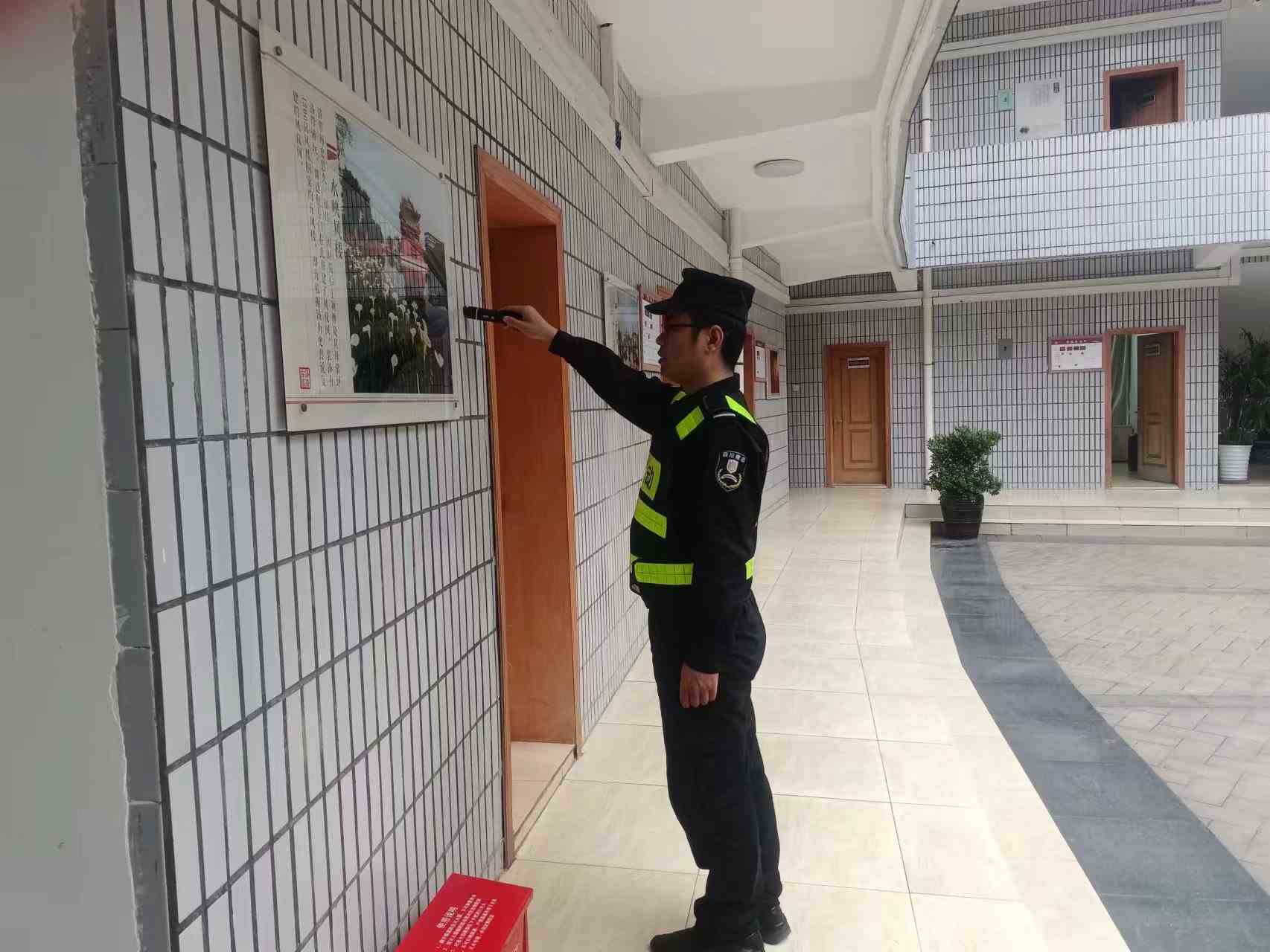 保安队长的主要工作就是保安全保稳定！